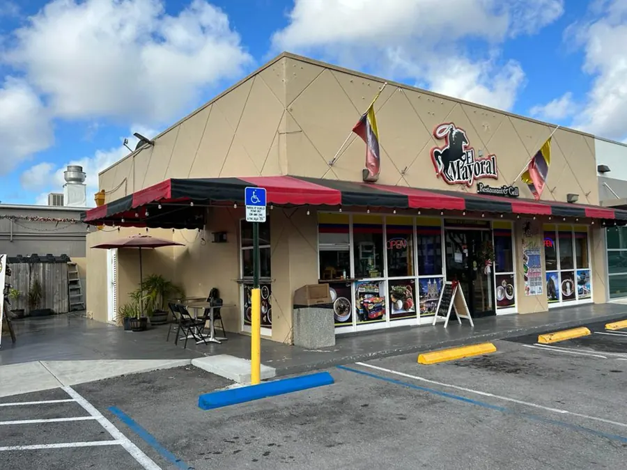 Fachada de El Mayoral en Kendall Drive